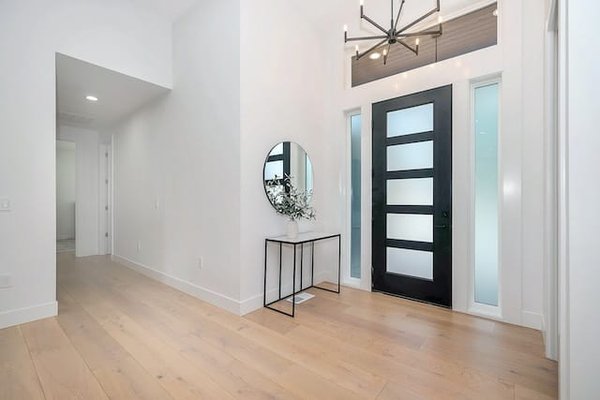 Comment le débarras peut-il contribuer à un intérieur plus minimaliste ?